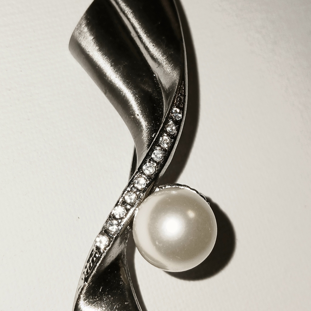 Vintage Elegant Bold Brushed Silvertone and White Faux Pearl Brooch Pin